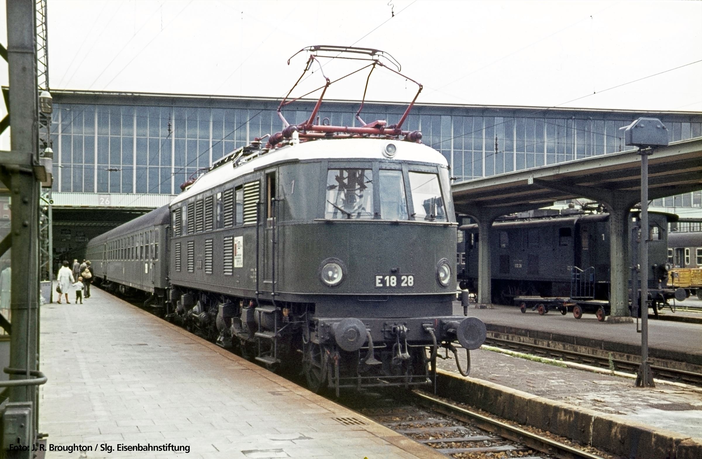 Piko 40308 N Elektrische locomotief BR E 18 DB III + DSS PluX16