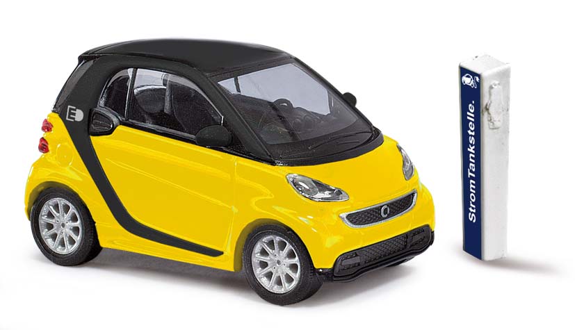Busch 46224 H0 Smart Fortwo Coupé Electric geel, met laadpaal